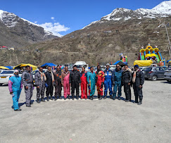 Group tour in the snow-capped Himalayas